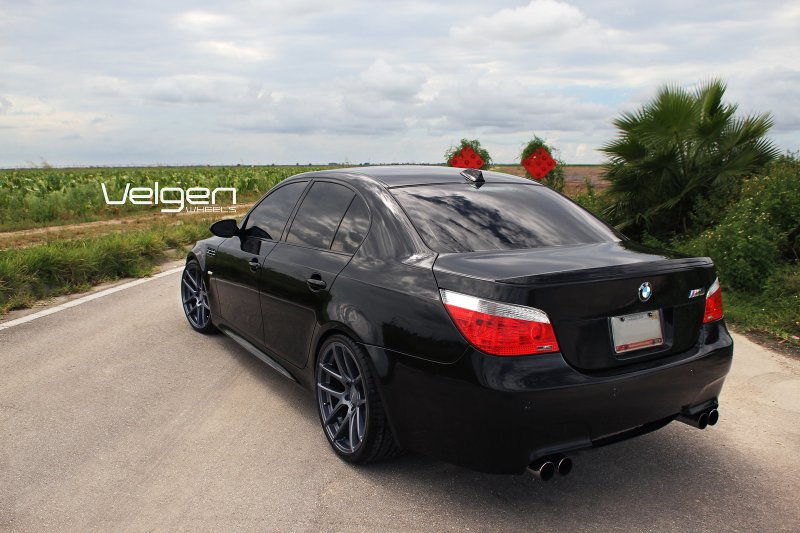 BMW м5 e60 черная