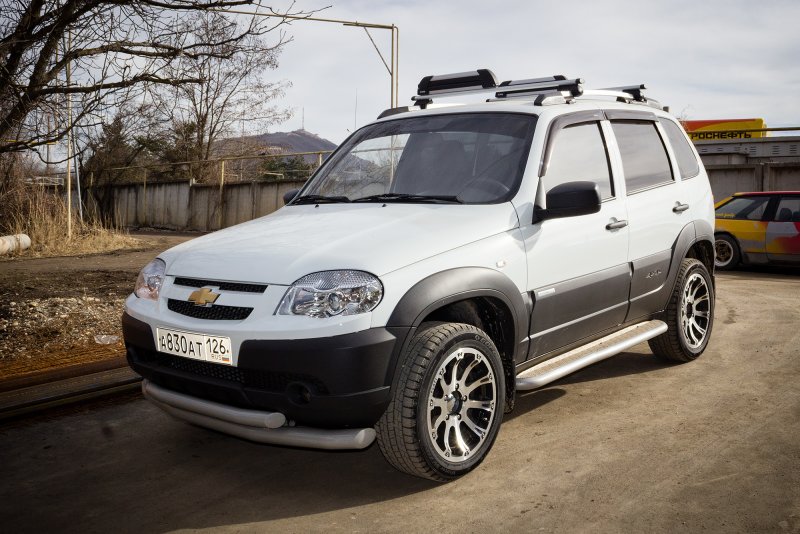 Chevrolet Niva белая Offroad