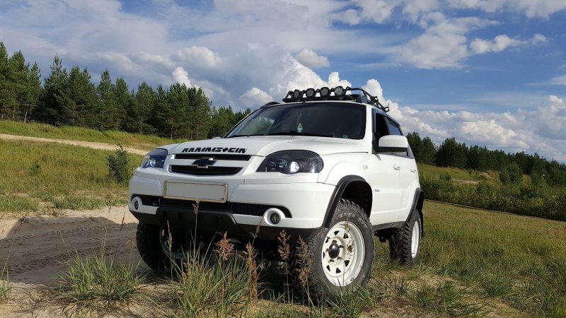 Chevrolet Niva белая Offroad