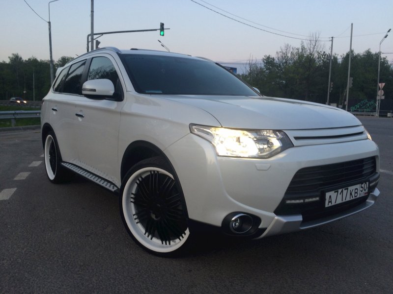 Mitsubishi Outlander 2013 на дисках