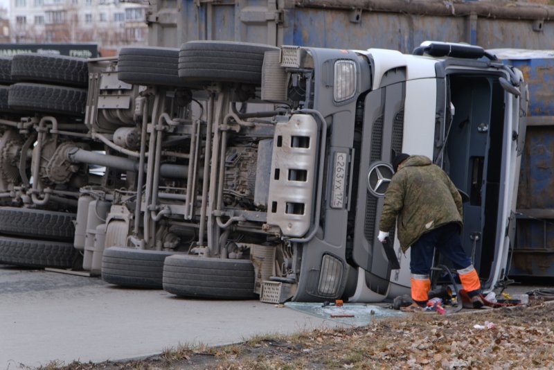 Мусоровоз перевернулся