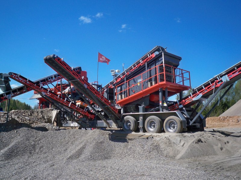 Дробильно сортировочный комплекс Sandvik uh 320 Flex