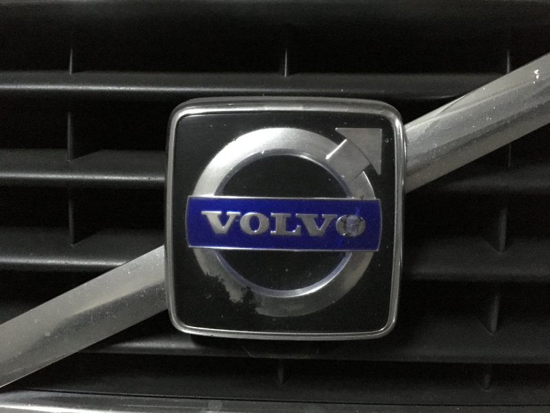 Эмблема Volvo на решетку радиатора s40