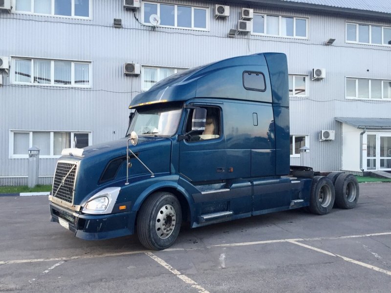 Volvo VNL 670 2010 синяя