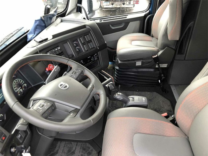 Volvo VNL 760 Interior