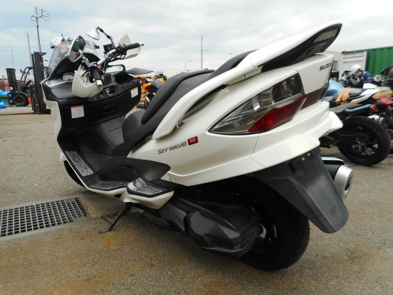 Suzuki's макси скутер Suzuki Skywave 250