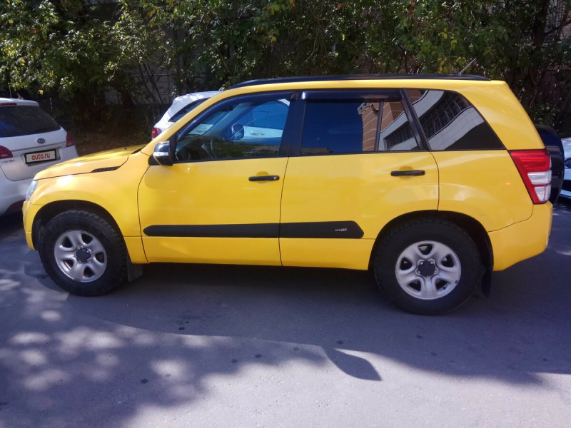 Жёлтый Suzuki Grand Vitara