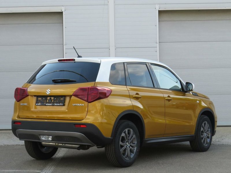 Жёлтый Suzuki Grand Vitara