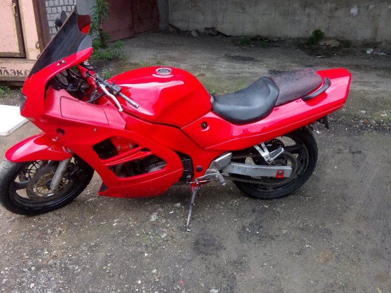RF 400 Suzuki красный