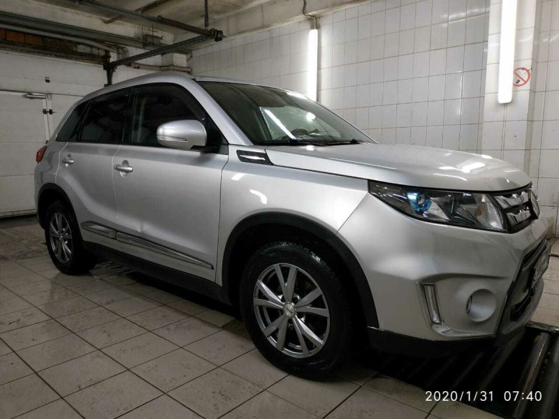 Suzuki Vitara серебристый металлик