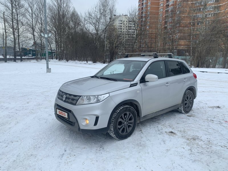 Серебристая Vitara на черных дисках