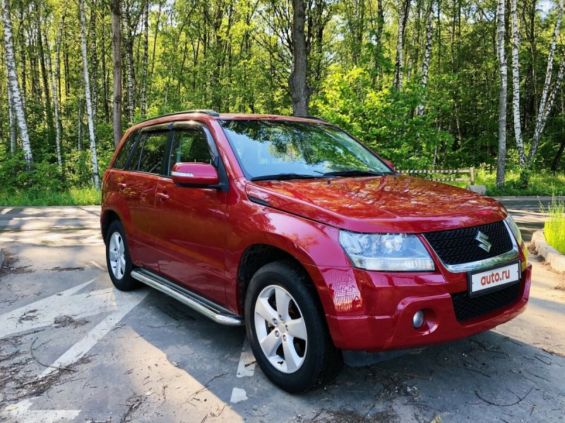 Suzuki Grand Vitara красная