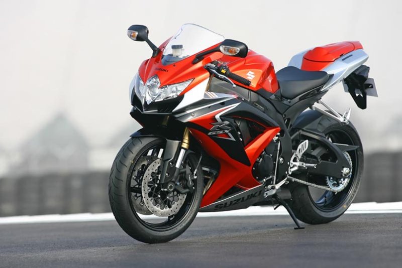 Красный Suzuki GSX-R 600