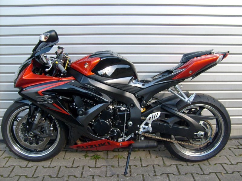 Красный Suzuki GSX-R 600