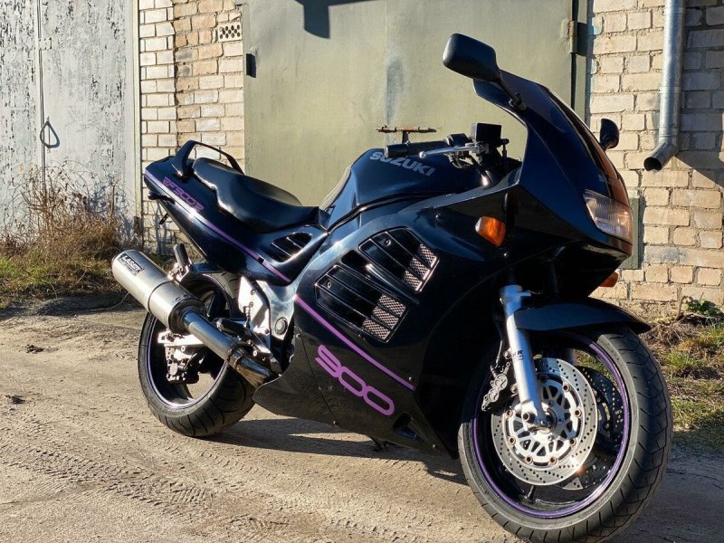 Suzuki RF 900