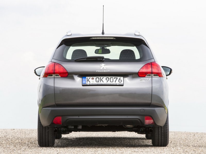 Peugeot 2008 вид сзади