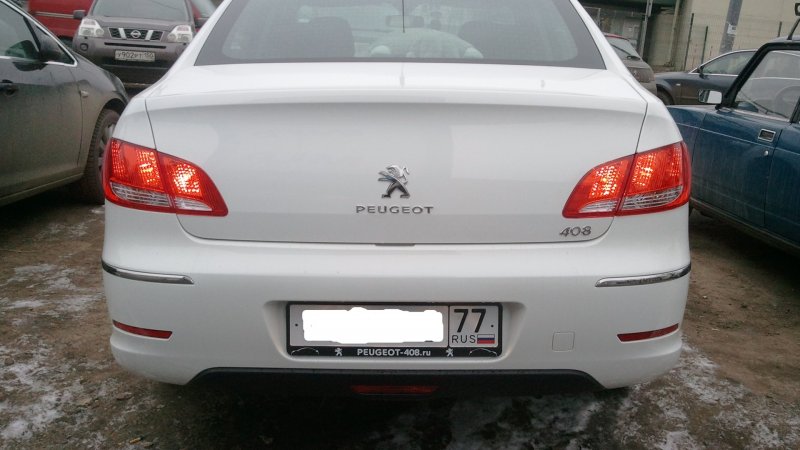 Peugeot 408 сзади