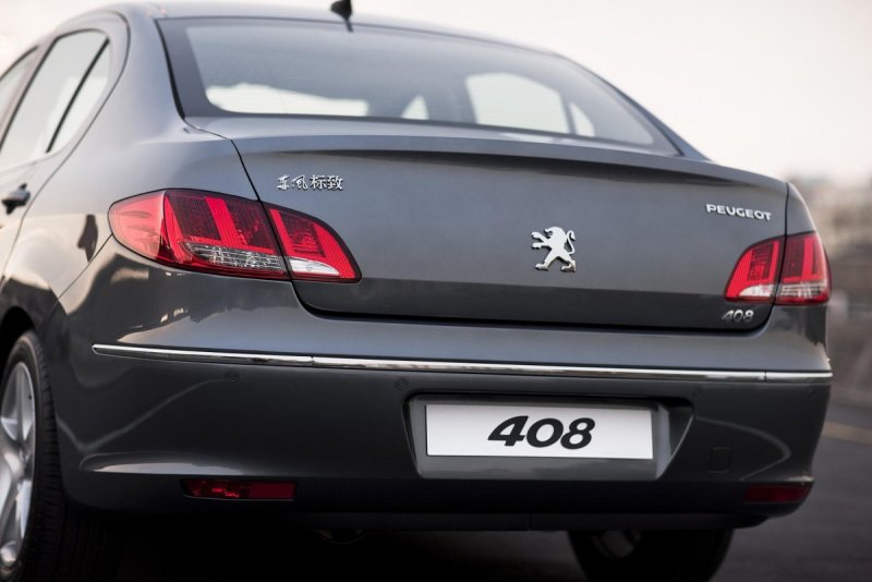 Peugeot 407 сзади
