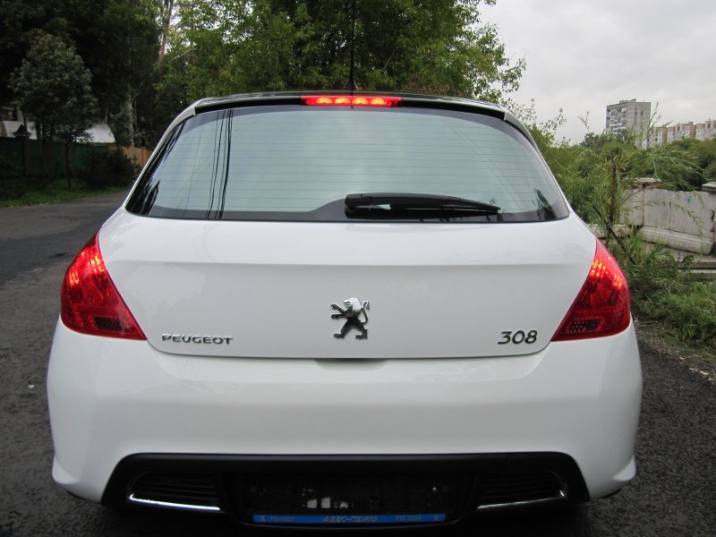 Peugeot 308 белый сзади