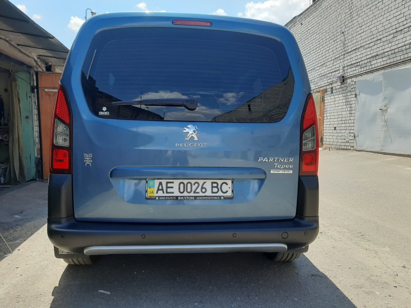 Пежо партнер сзади