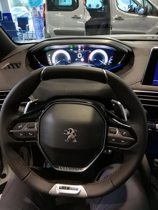 Новый Peugeot 5008 салон