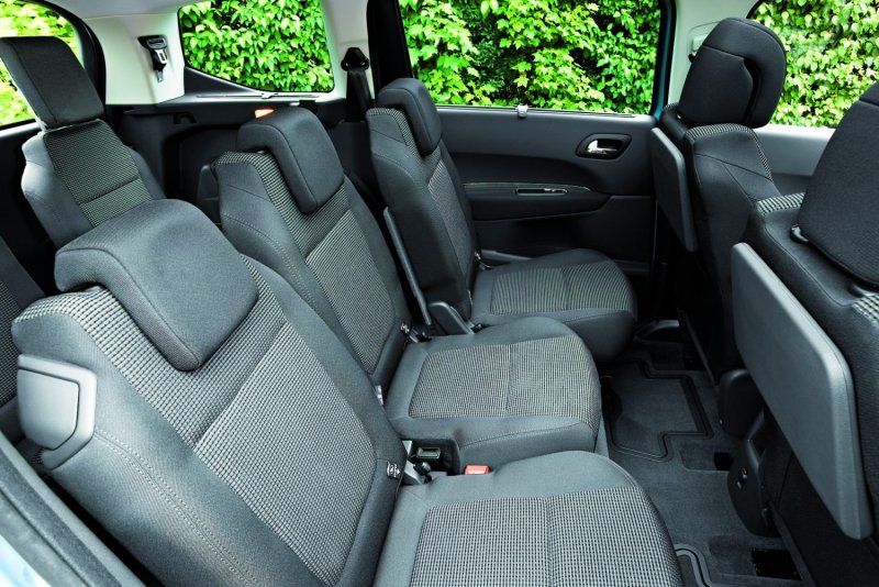 Peugeot 5008 2010 салон