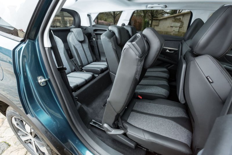 Peugeot 5008 салон
