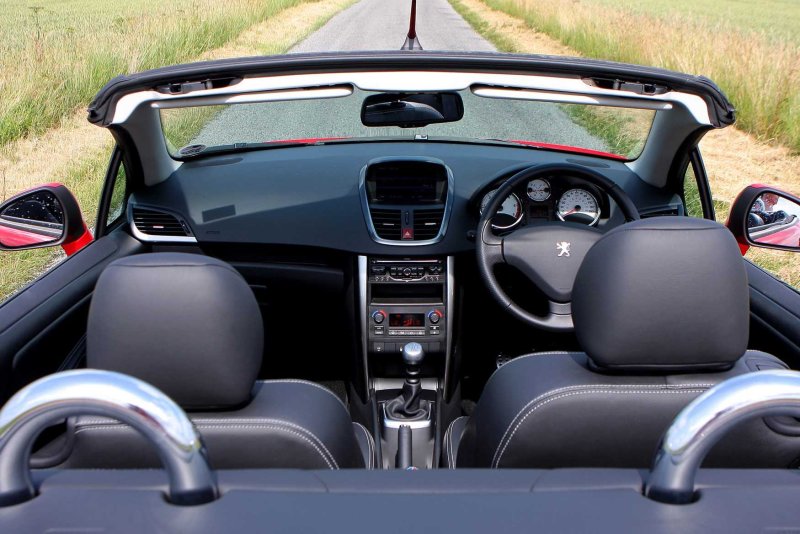 Peugeot 207 cc салон