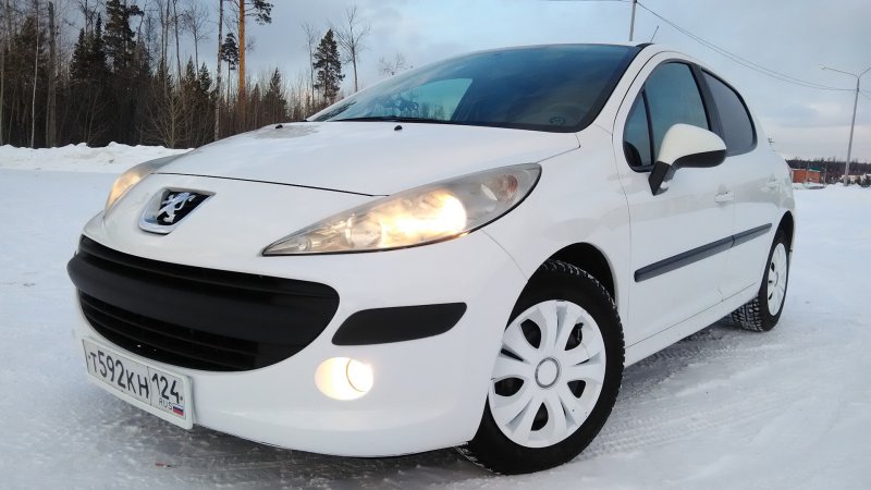 Peugeot 207 cc салон