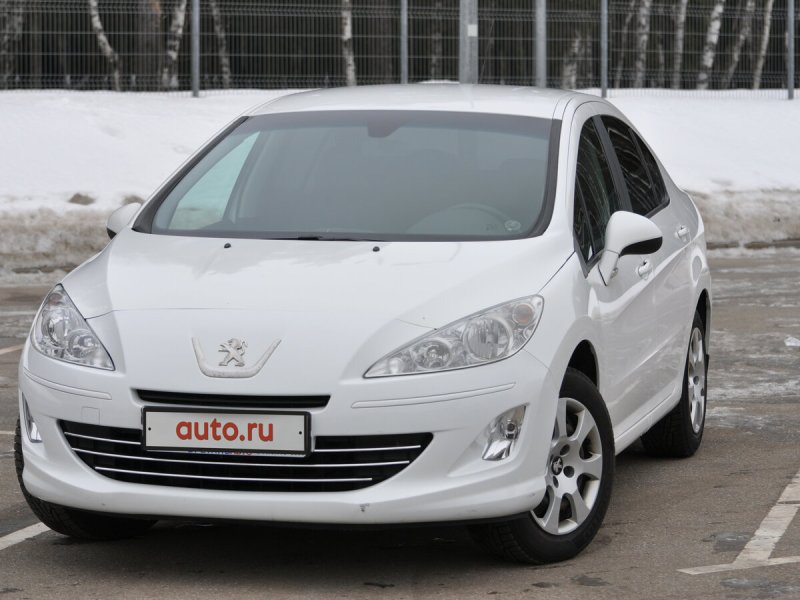 Машина Peugeot 408 белая