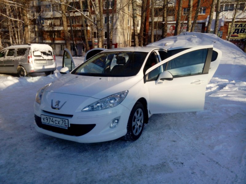 Пежо 408 белый свет