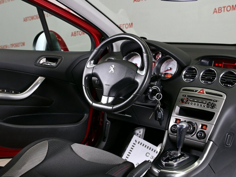 Peugeot 308 Рестайлинг 2011 салон