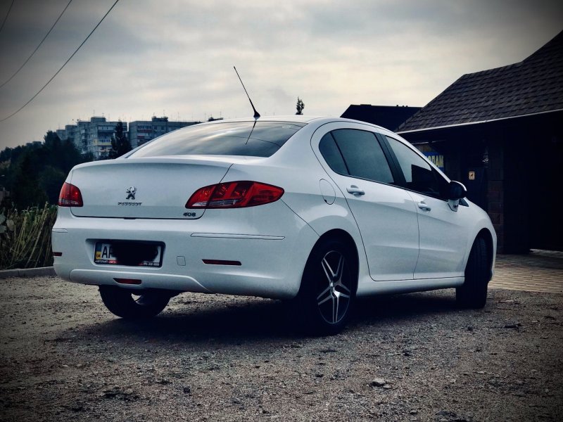 Peugeot 408 stance