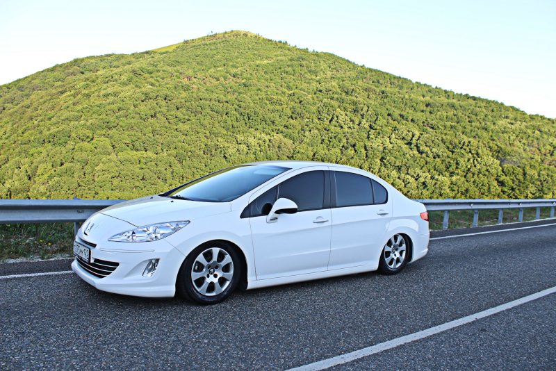 Peugeot 408 stance