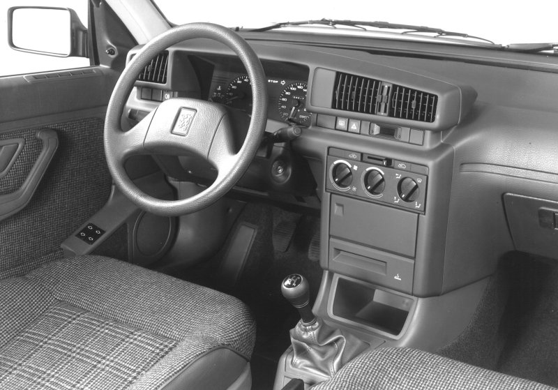 Пежо 405 седан салон