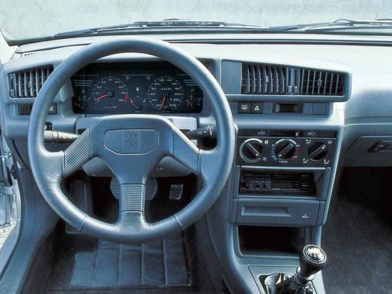 Пежо 405 седан салон
