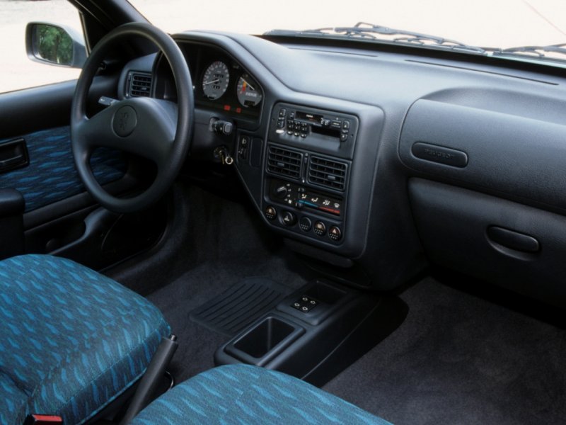 Peugeot 106 i Рестайлинг салон