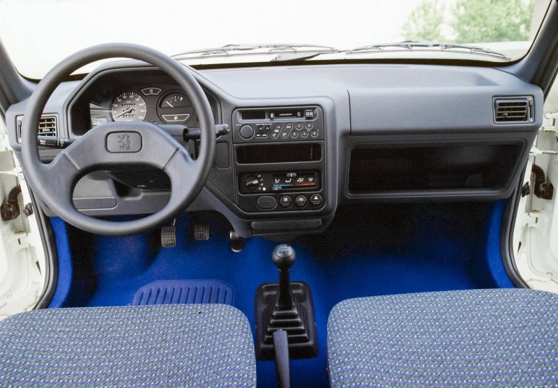 Peugeot 106 i Рестайлинг салон