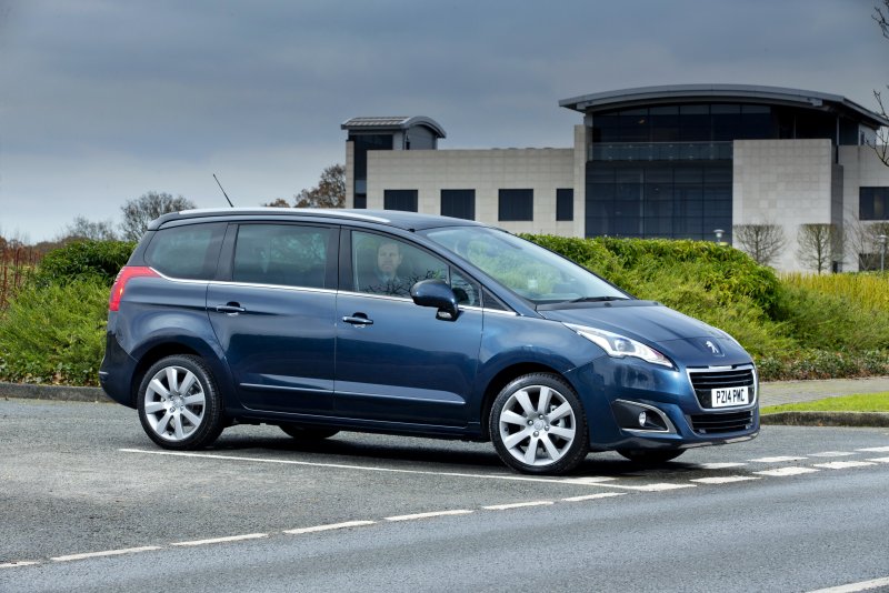 Машина Peugeot 5008