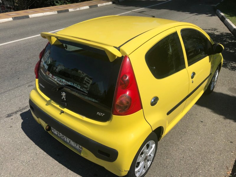 Жёлтый Peugeot 107 на 16 дисках