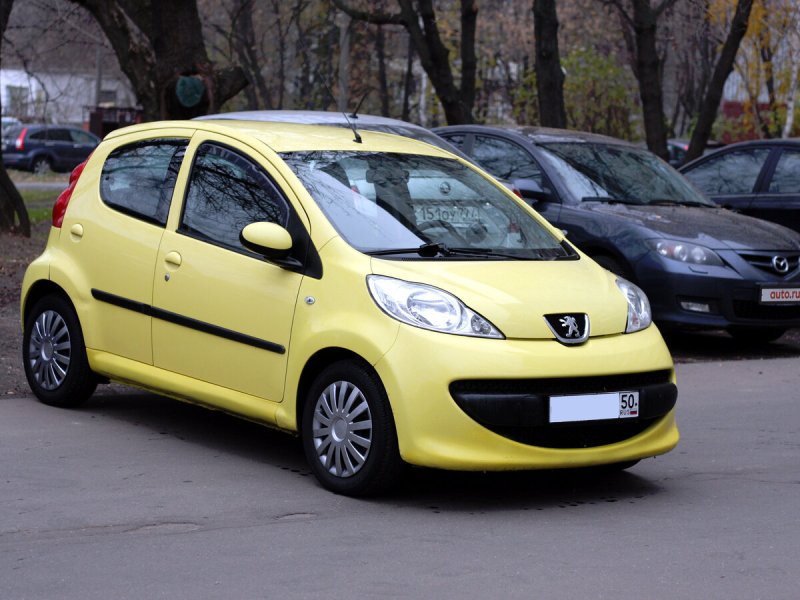 Peugeot 107 желтый