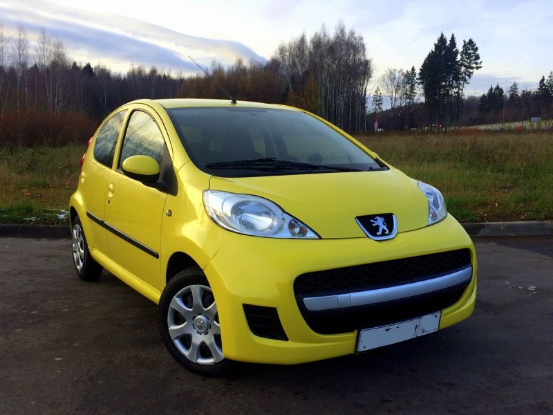 Peugeot 107 желто черный