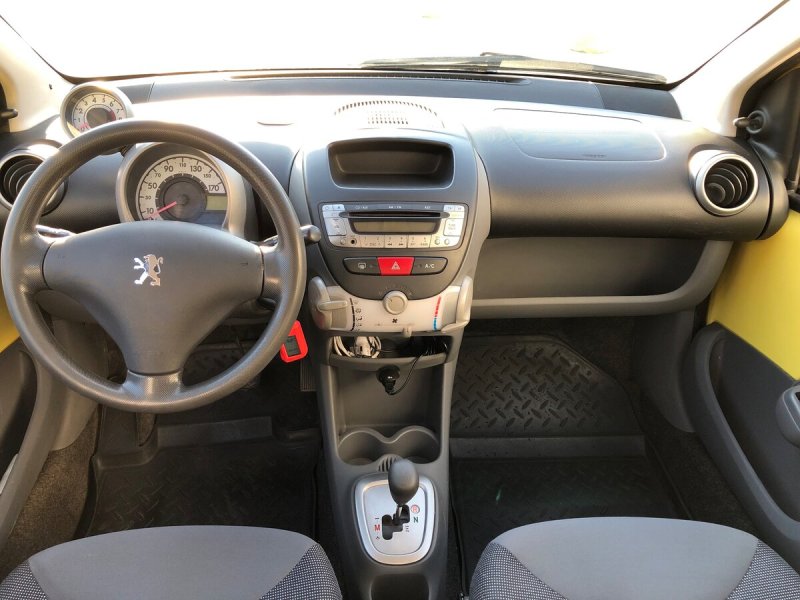Peugeot 107 салон