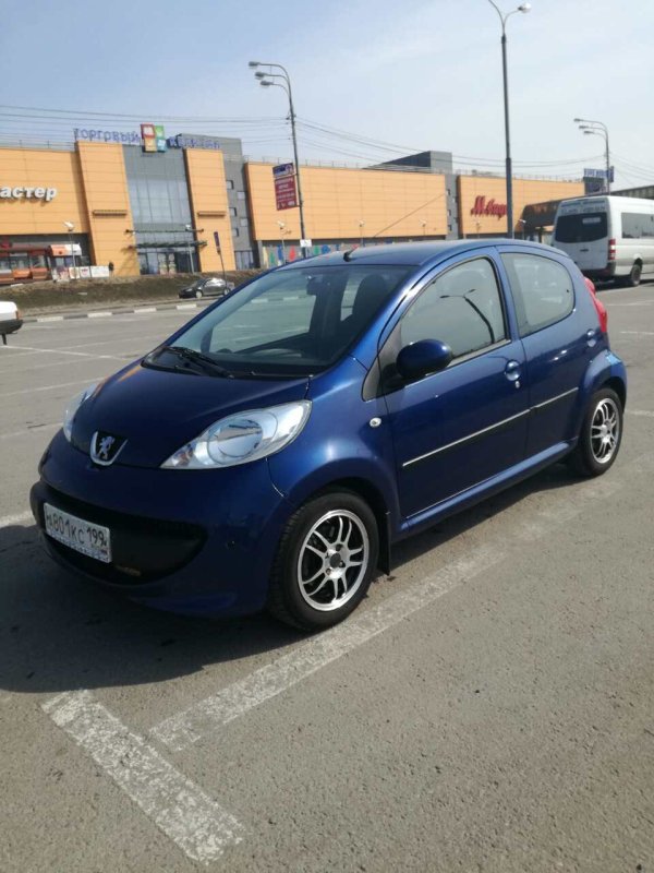 Машина Peugeot 107