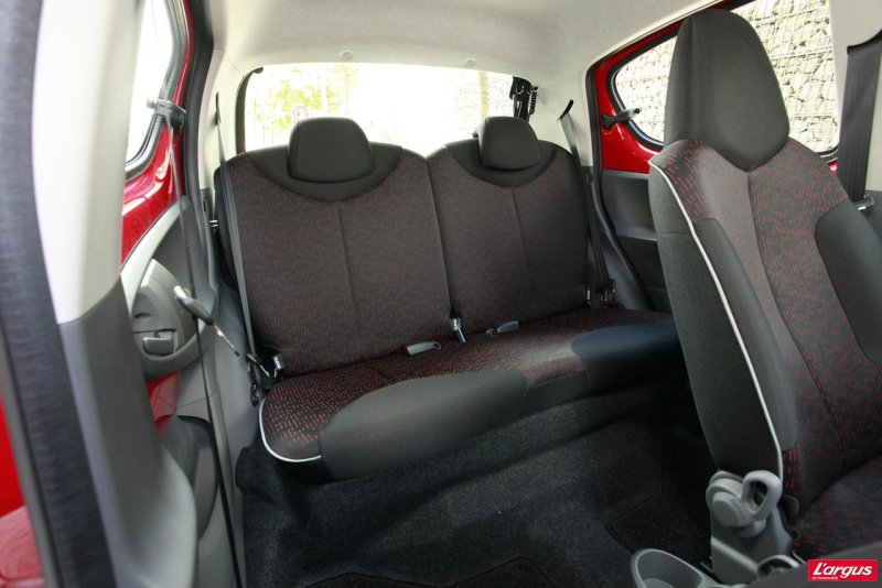 Peugeot 107 салон сзади