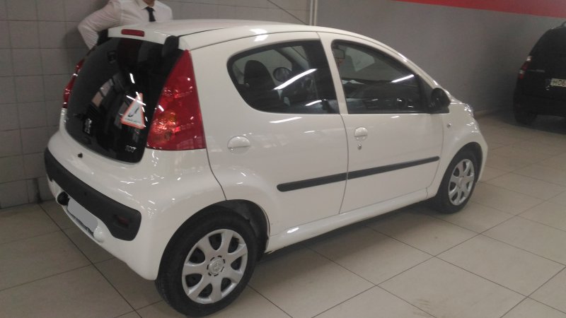 Peugeot 107 белая