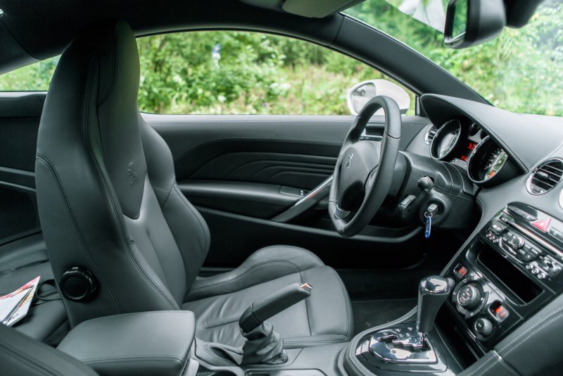 Peugeot RCZ 2010 салон