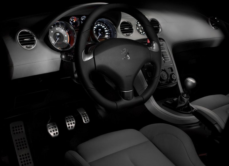 Peugeot купе RCZ салон