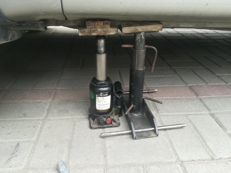 Подкатной домкрат под Ford Maverick