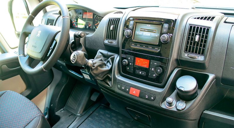 Peugeot Boxer 2011 салон
